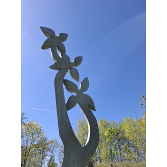 Flower in bloom, een tuinbeeld van 280cm hoogte van Dominic Benhura