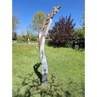 Flower in bloom, een tuinbeeld van 280cm hoogte van Dominic Benhura