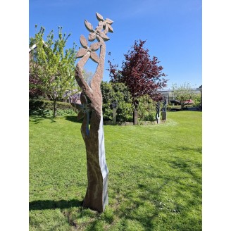 Flower in bloom, een tuinbeeld van 280cm hoogte van Dominic Benhura