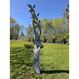 Flower in bloom, een tuinbeeld van 280cm hoogte van Dominic Benhura