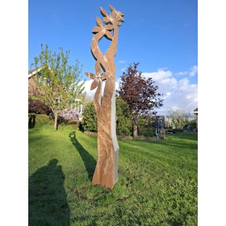 Flower in bloom, een tuinbeeld van 280cm hoogte van Dominic Benhura