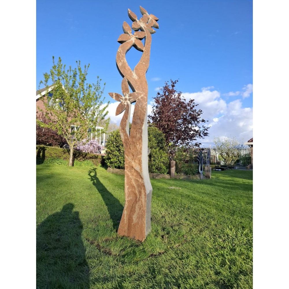 Flower in bloom, een tuinbeeld van 280cm hoogte van Dominic Benhura
