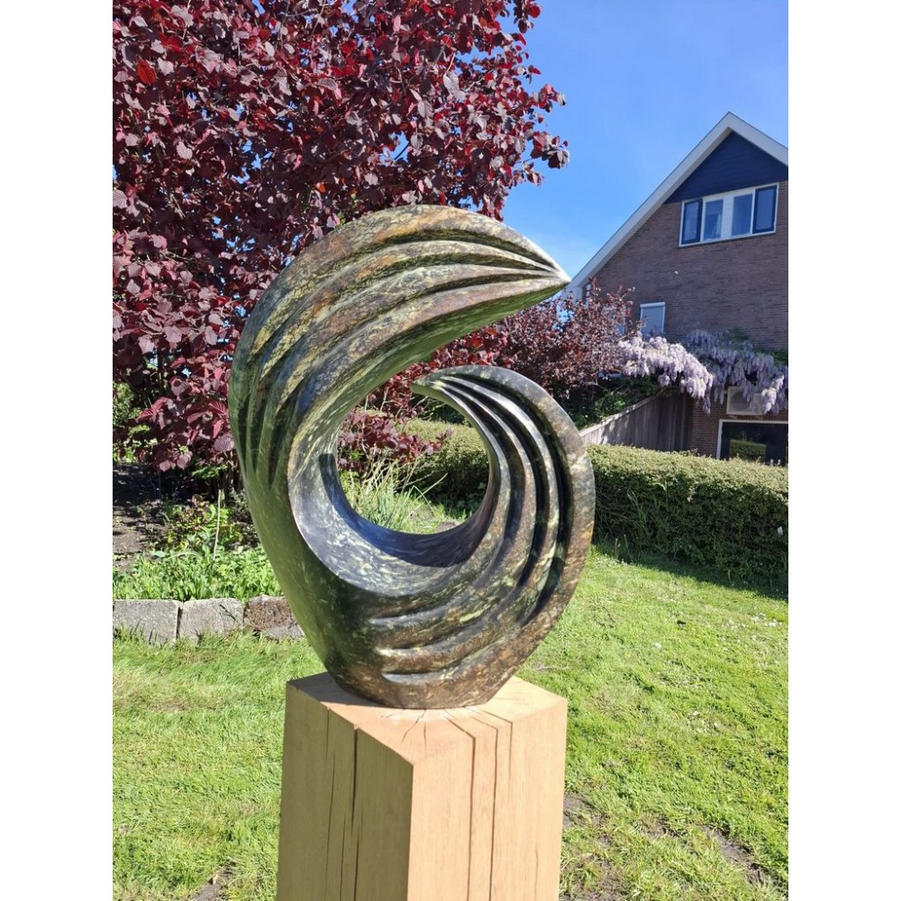 Flying spirit, gemaakt van de steen 'leopard rock'.