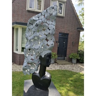Beeld met prachtig gedetailleerd haar uit zeer harde steensoort